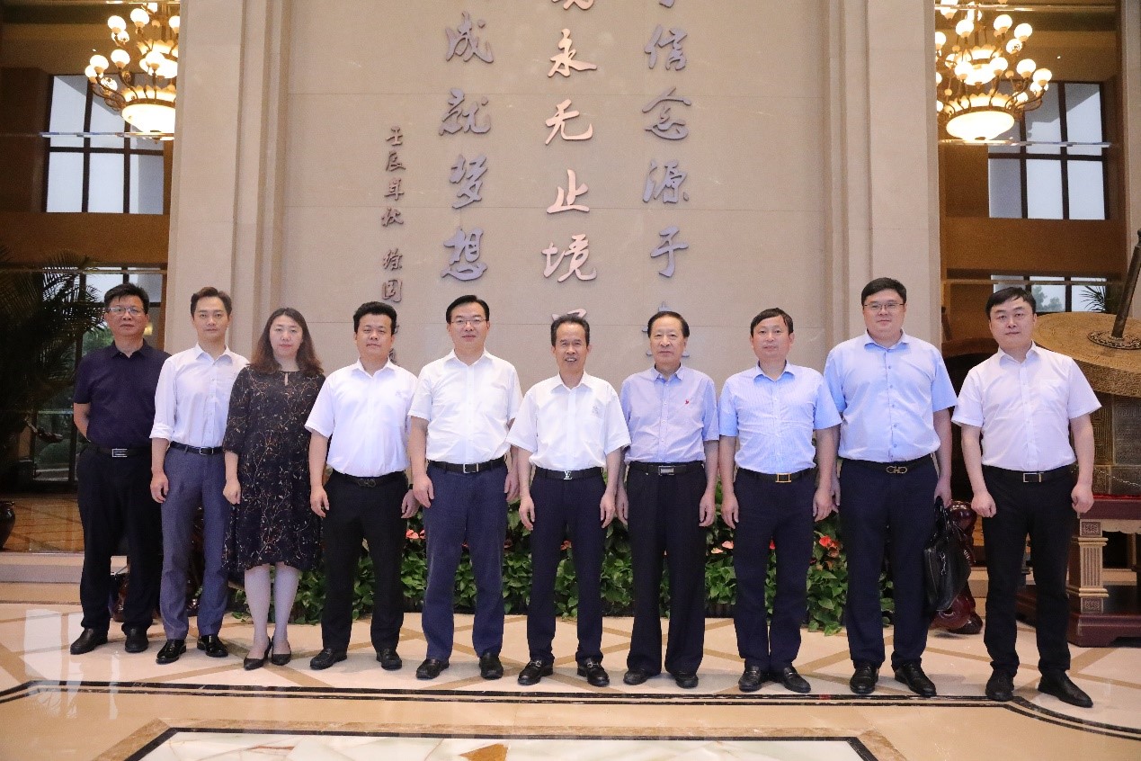 镇江市丹徒区委书记谢继步(图中左五)